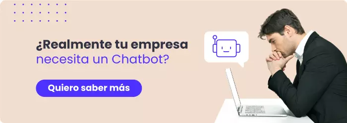 hombre frente a una laptop viendo un chatbot