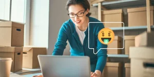 chica frente a una laptop viendo un emoji de ventas