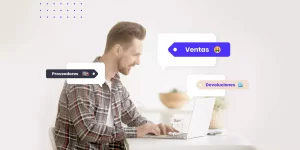 hombre viendo etiquetas de chats en la pc