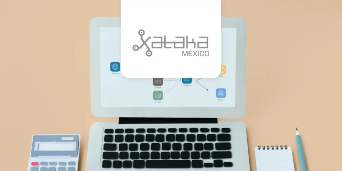 una calculadora una laptop notas y logo de xataka