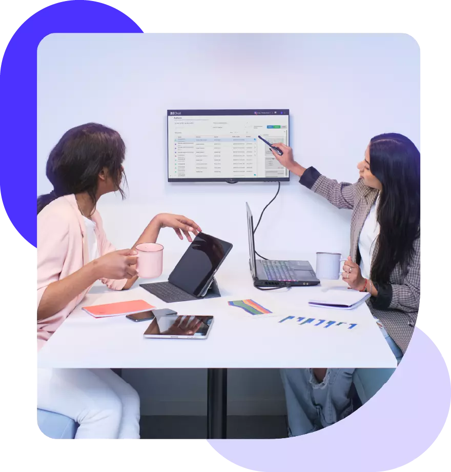 dos mujeres realizando una auditoria en el modulo de auditoria de b2chat