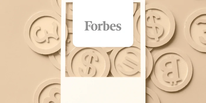 monedas y logo de forbes