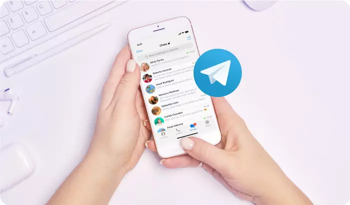 un celular con la aplicación de telegram