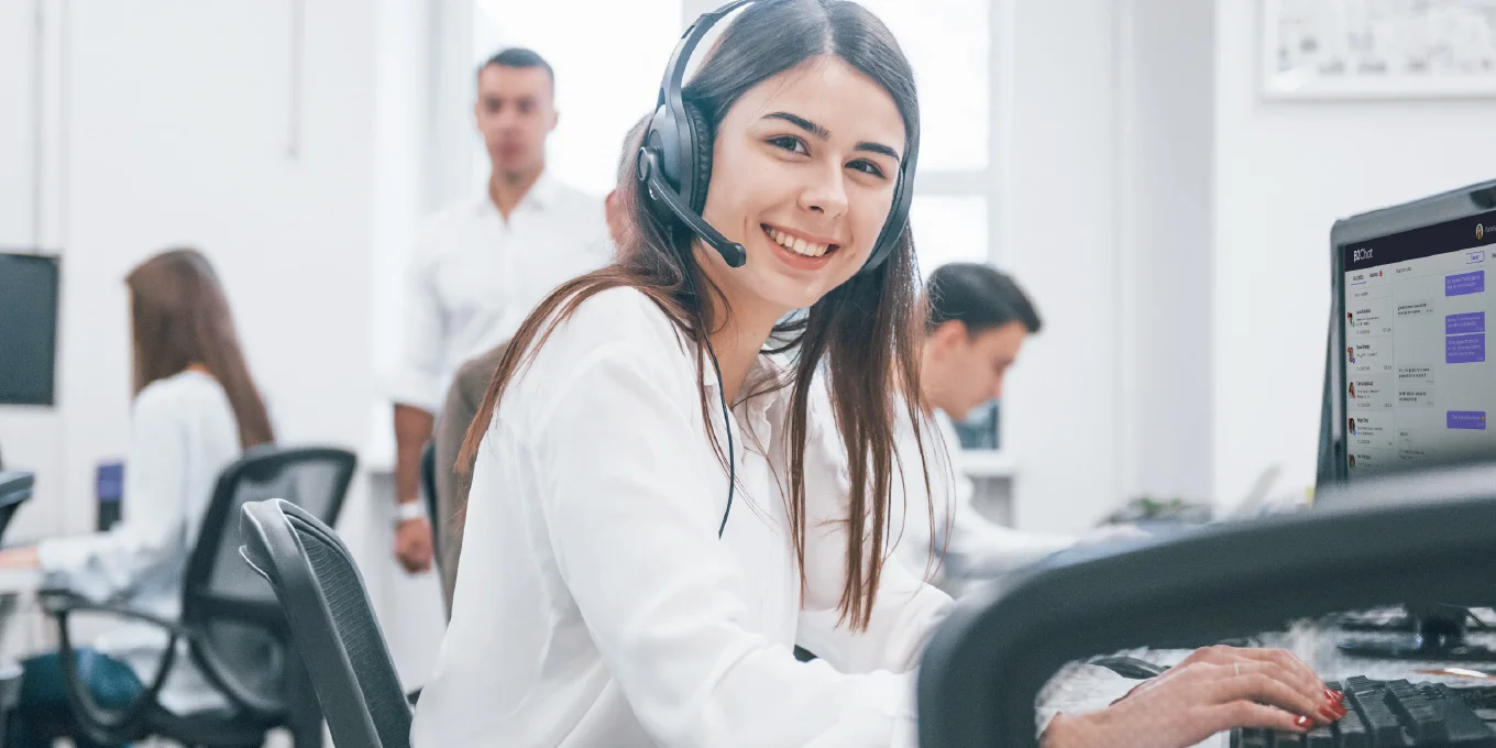 mujer en call center usando B2Chat