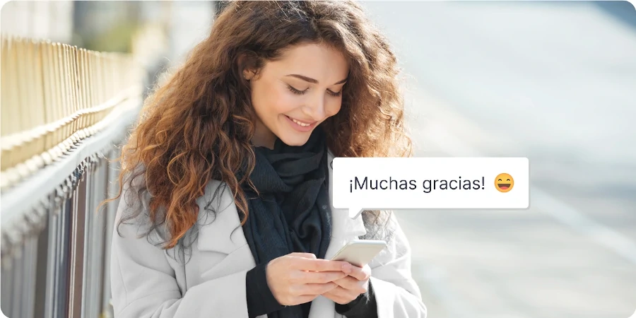 mujer usando un servicio de mensajería instantánea