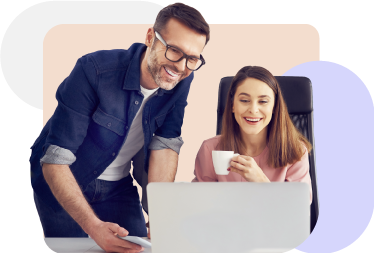 un hombre y una mujer frente a una laptop