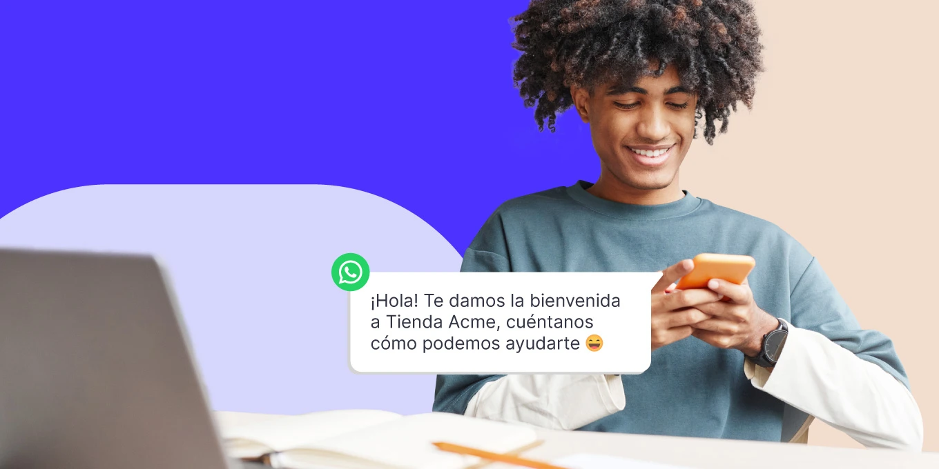 persona recibiendo un mensaje automático en whatsapp