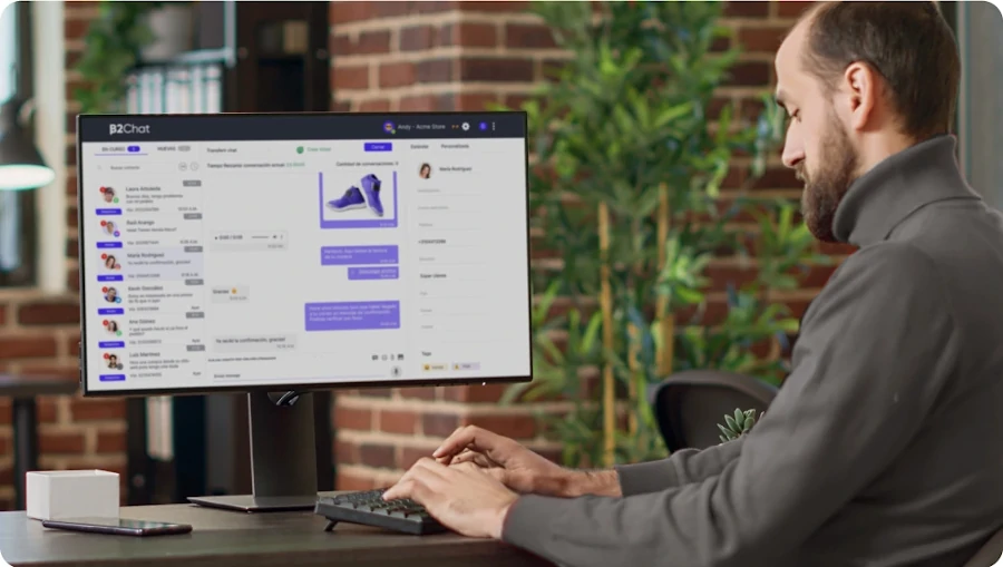 hombre trabajando en la plataforma de b2chat