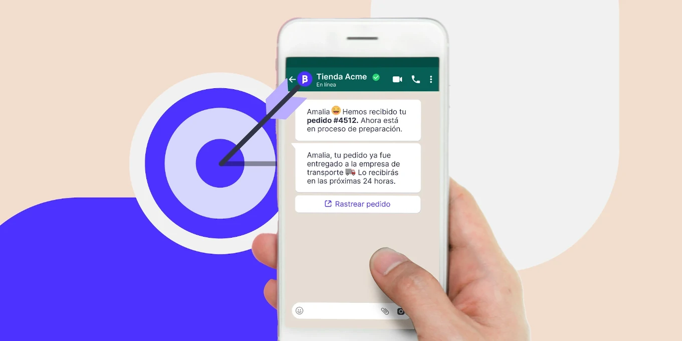 Mano sujetando un celular con un chat de WhatsApp abierto