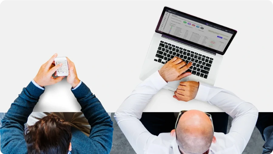 Dos personas con un laptop frente a ellos con la plataforma de B2Chat