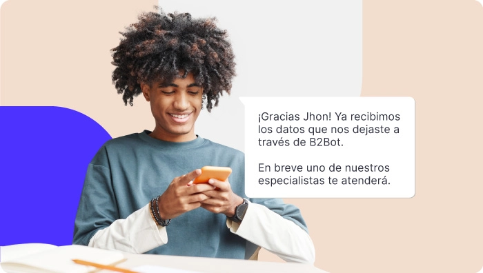 Persona chateando con un Chatbot en su celular.