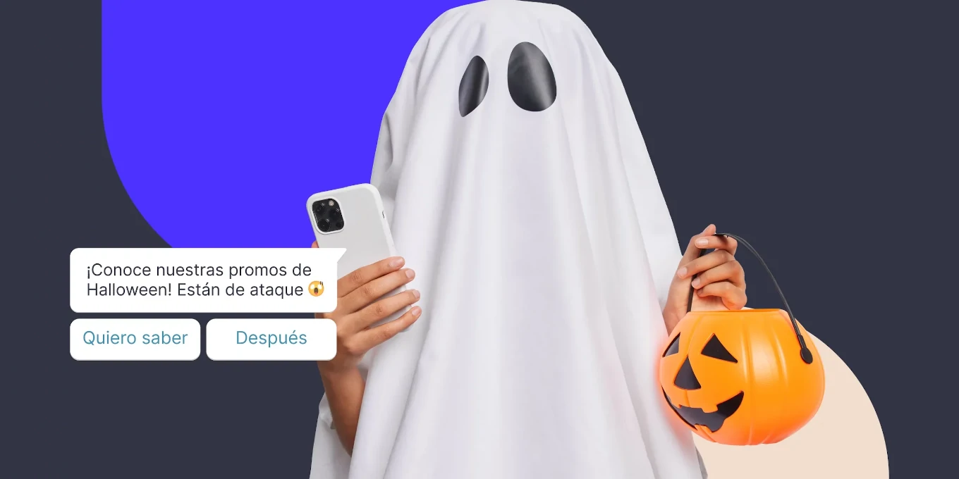 persona disfrazada de fantasma mirando su celular