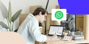 hombre frente a una laptop y un icono de whatsapp