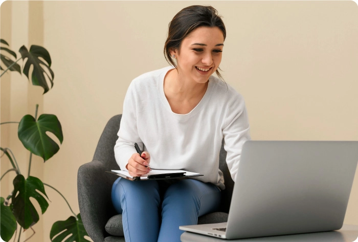 mujer trabajando frente a una laptop