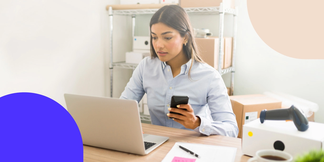 Mujer frente a su computador