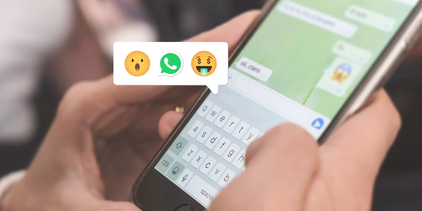 Smartphone en manos de un usuario haciendo una compra en WhatsApp