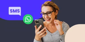 Mujer feliz recibiendo un WhatsApp