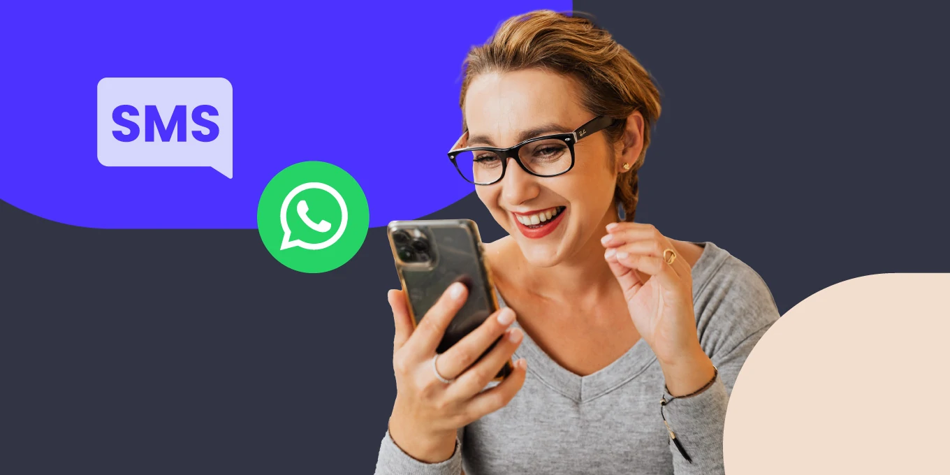 Mujer feliz recibiendo un WhatsApp