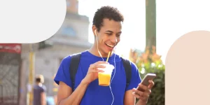 joven feliz mirando su celular