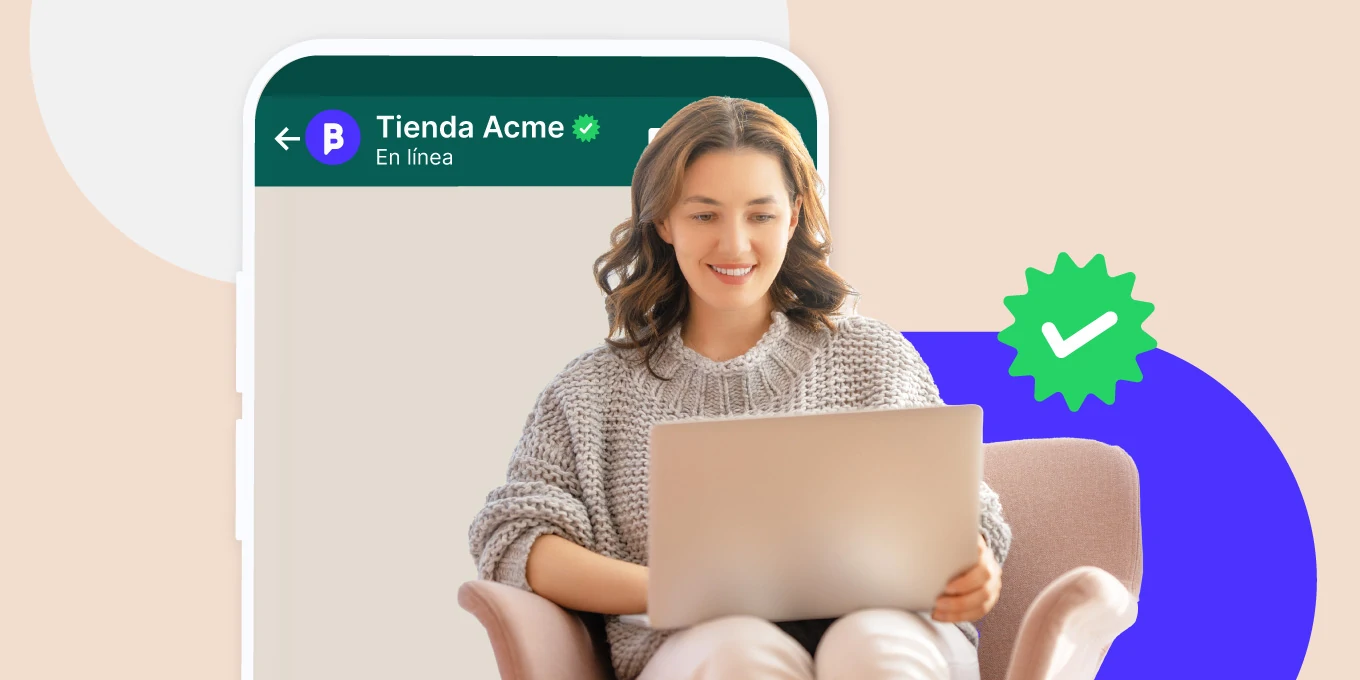 Mujer frente a su computador verificando su empresa en WhatsApp.