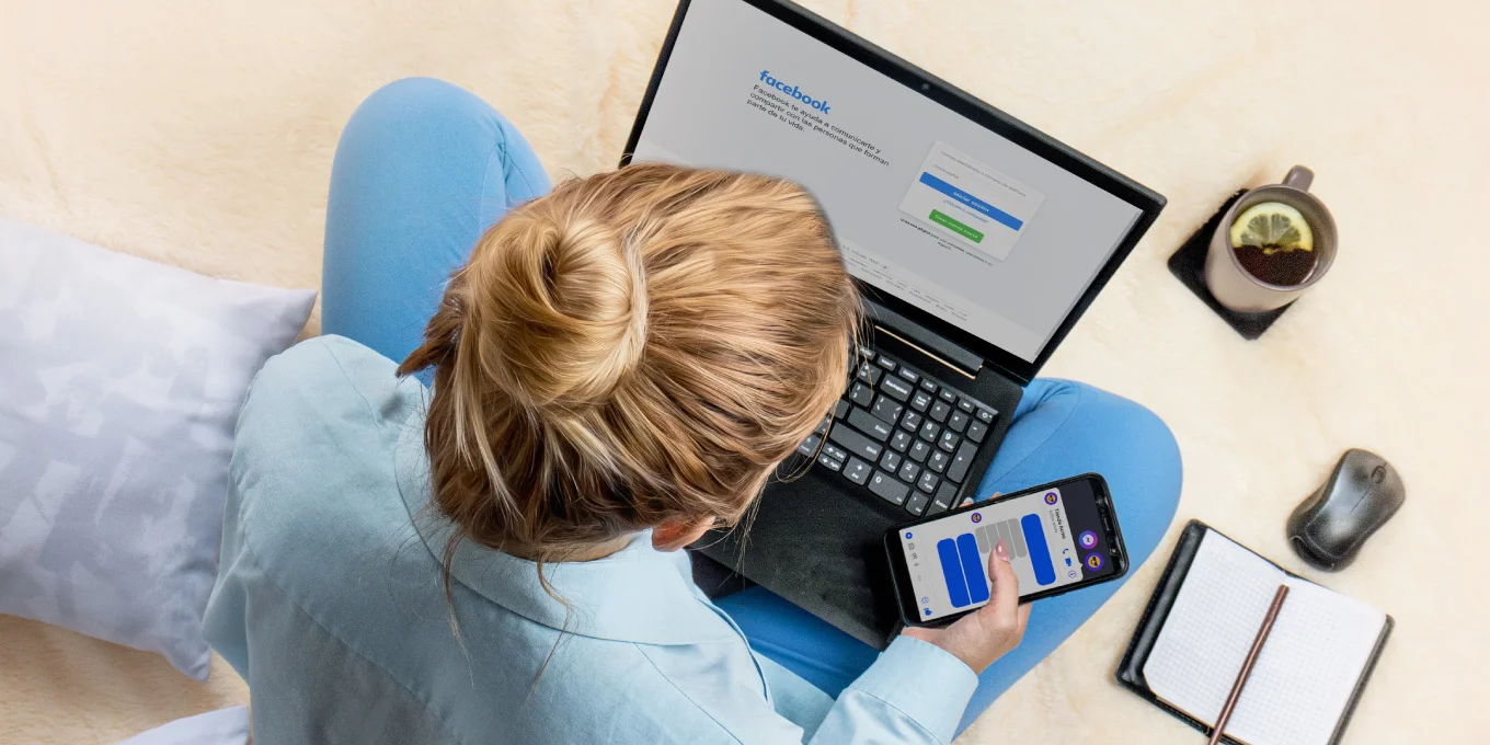 Chica atendiendo a clientes en su laptop