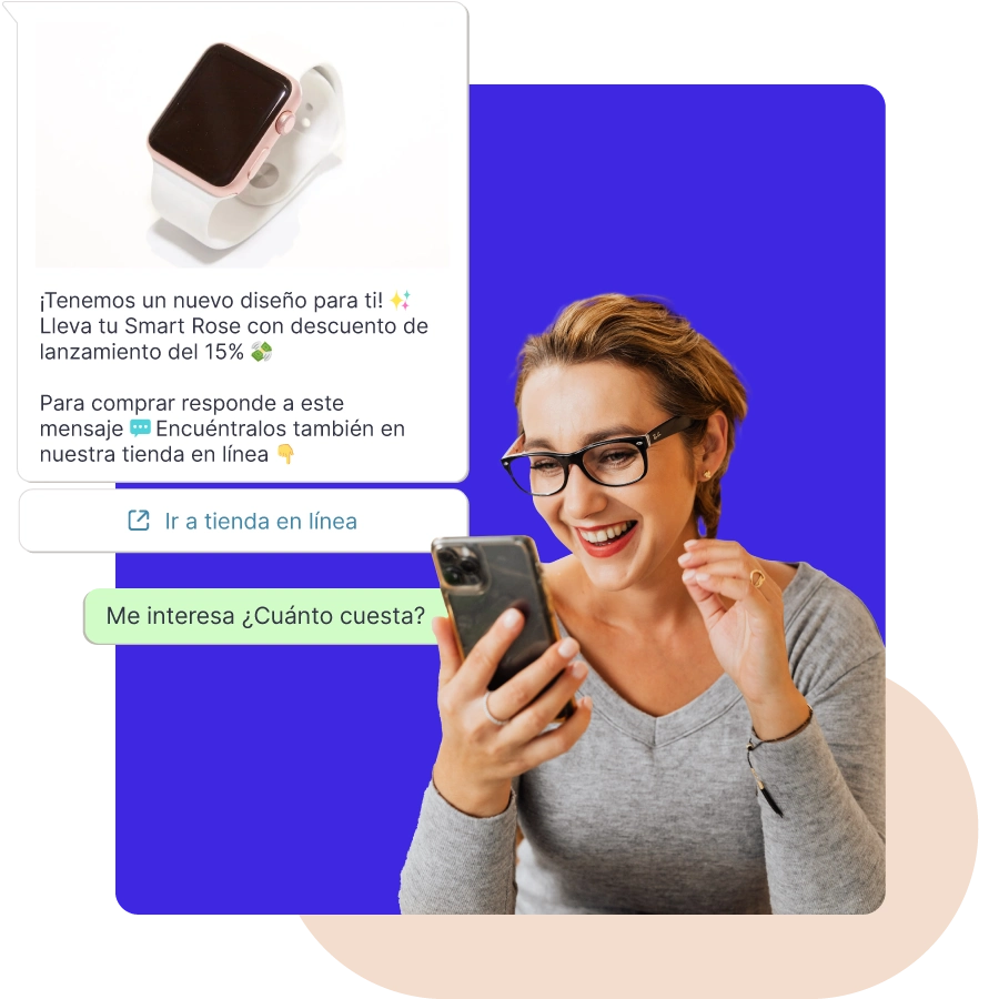 chica mirando mensajes con productos en whatsapp