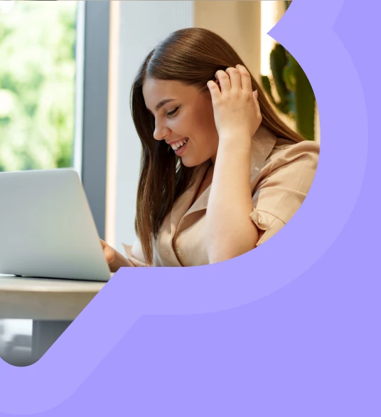 chica sonriendo trabajando en su laptop