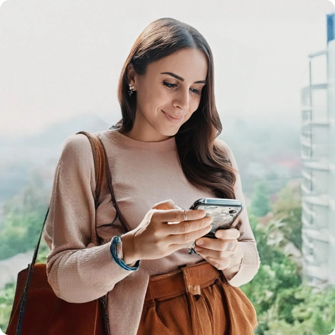 chica sonriendo mirando su celular
