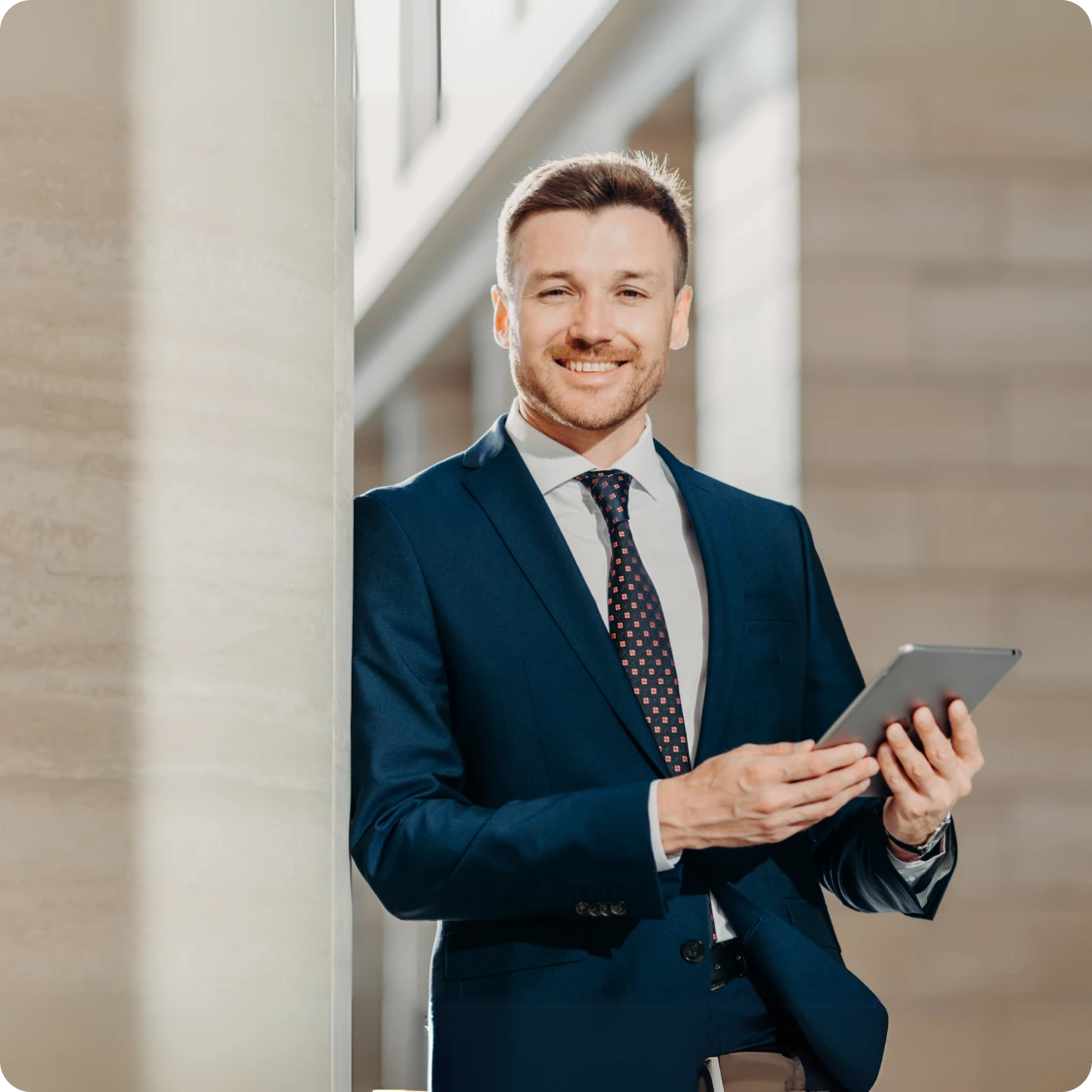 ejecutivo sonriendo con una tablet