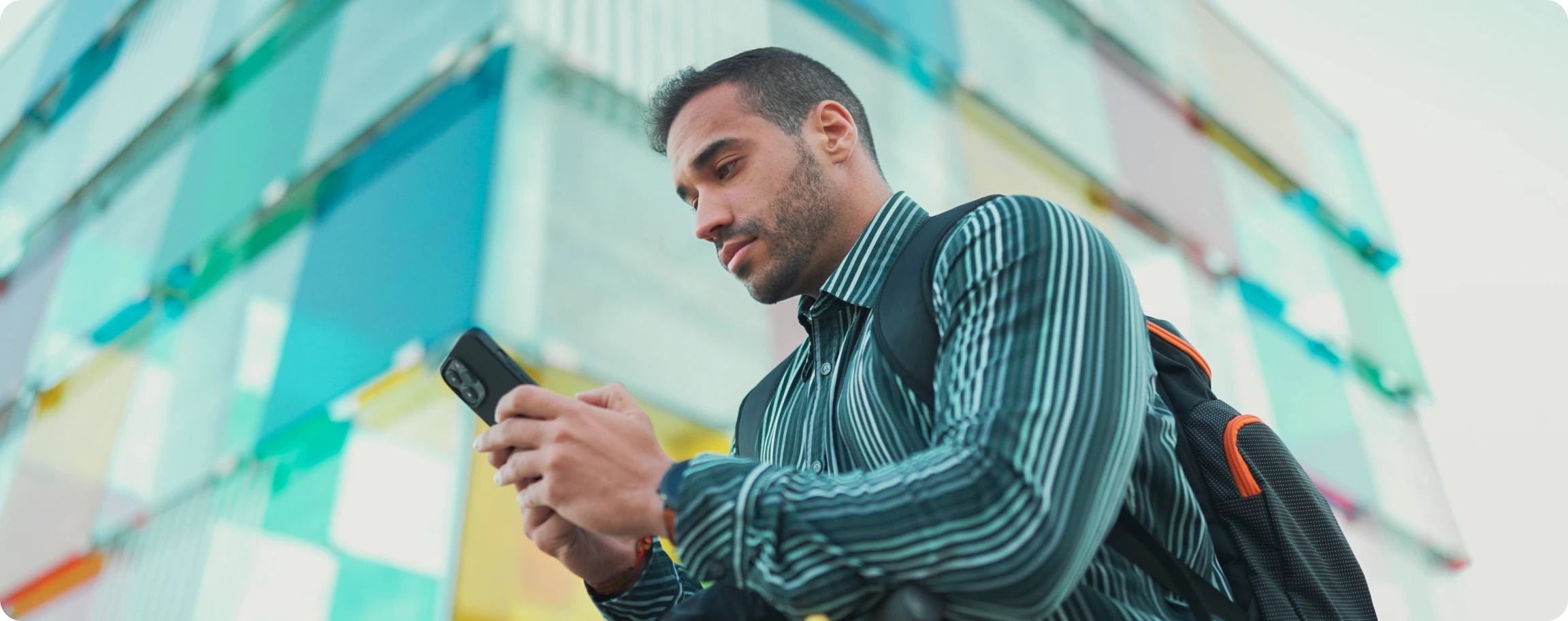 hombre chateando en su celular