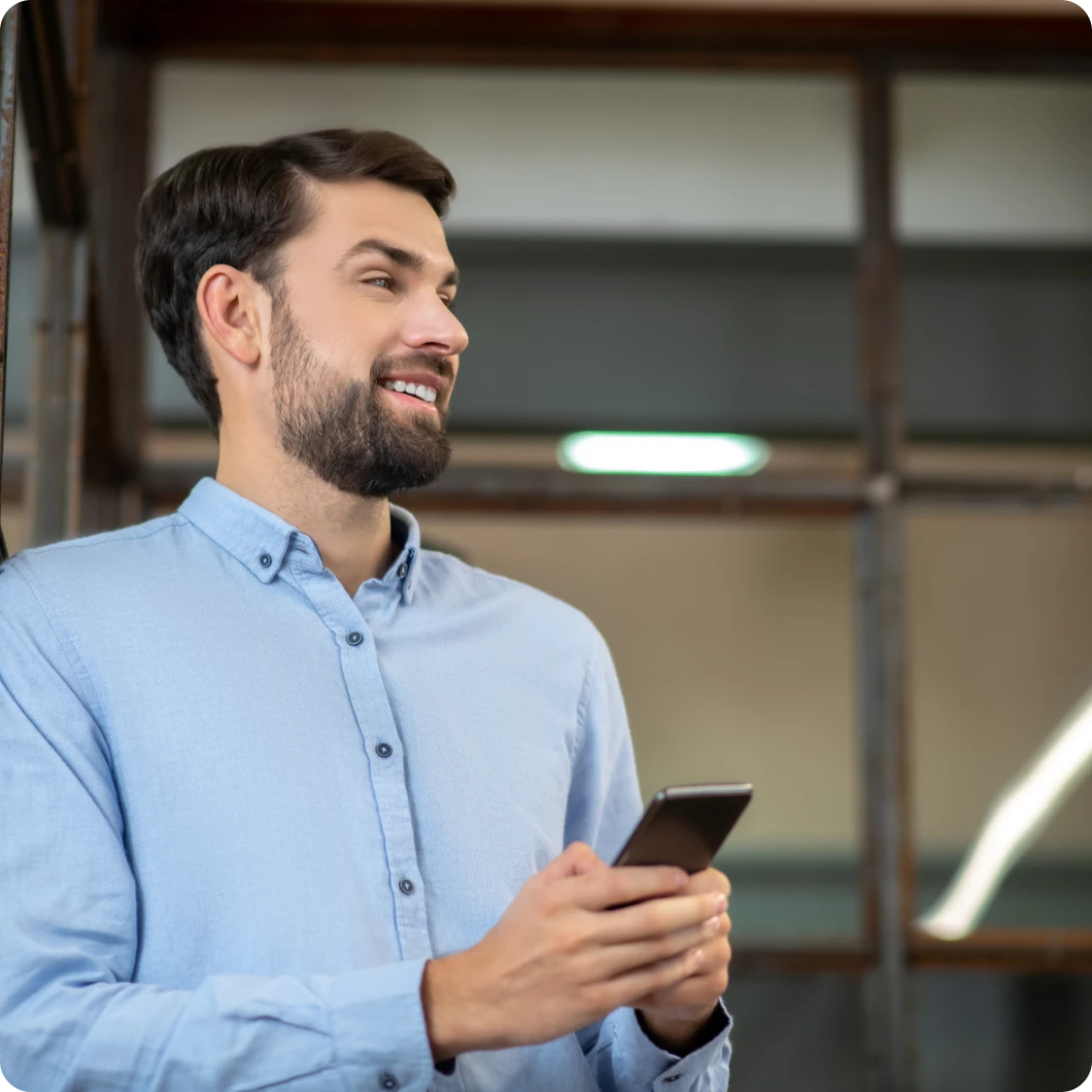 hombre sonriendo con un celular