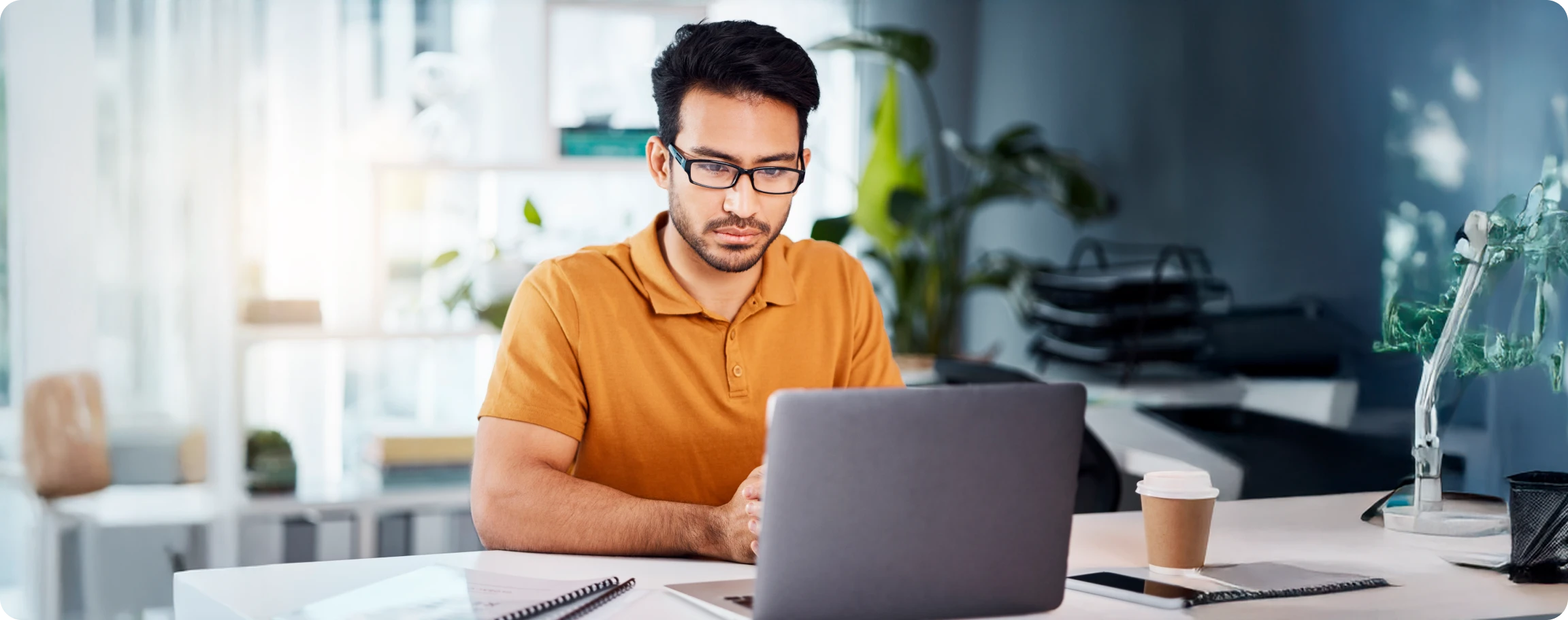 hombre trabajando en su laptop