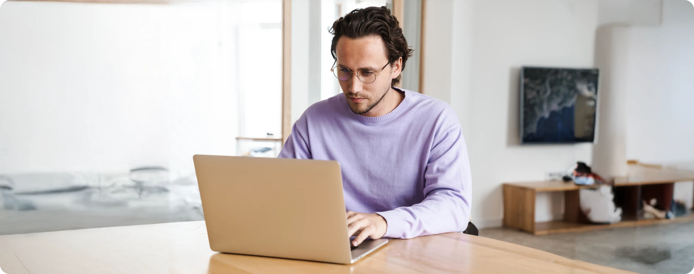 hombre trabajando en su laptop