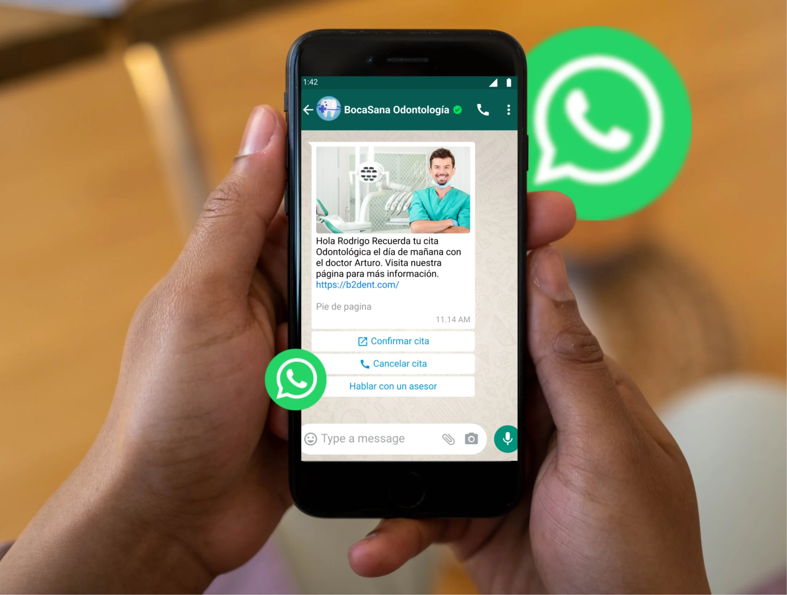 Celular con conversación con Chatbots en pantalla
