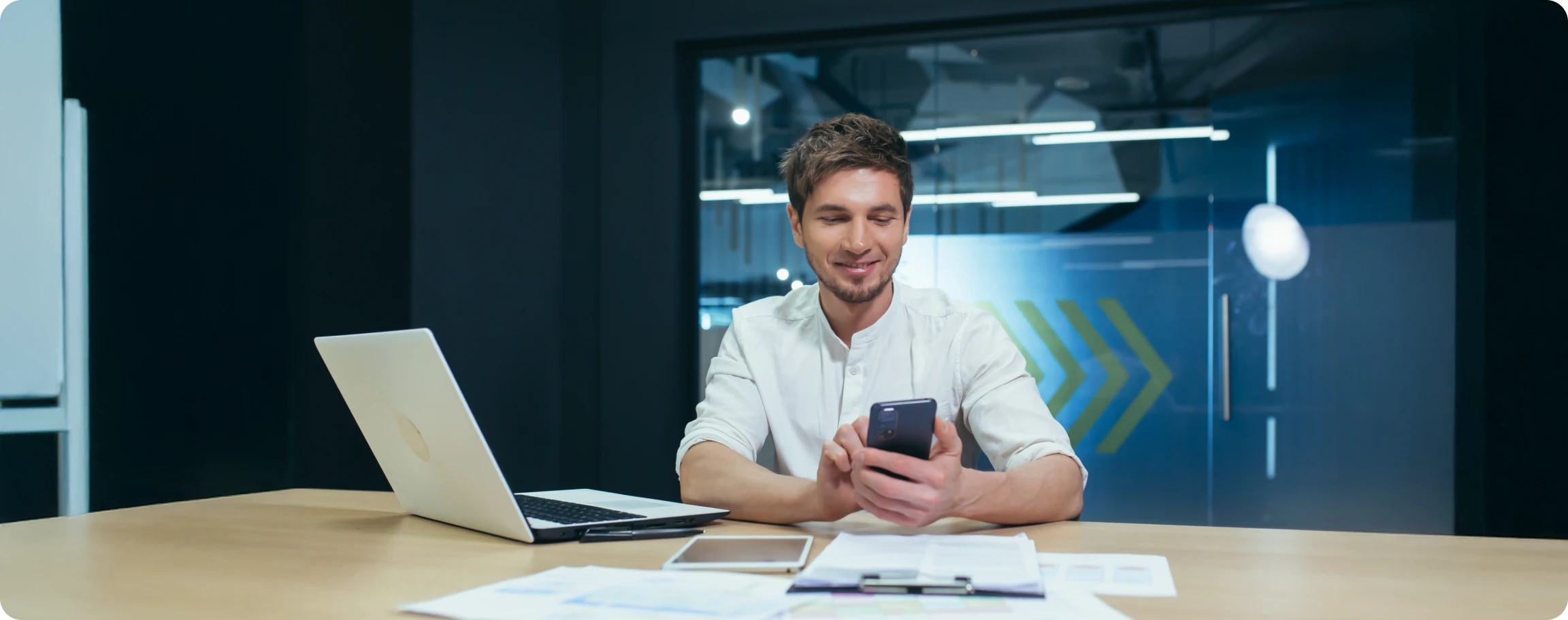 joven feliz mirando su celular