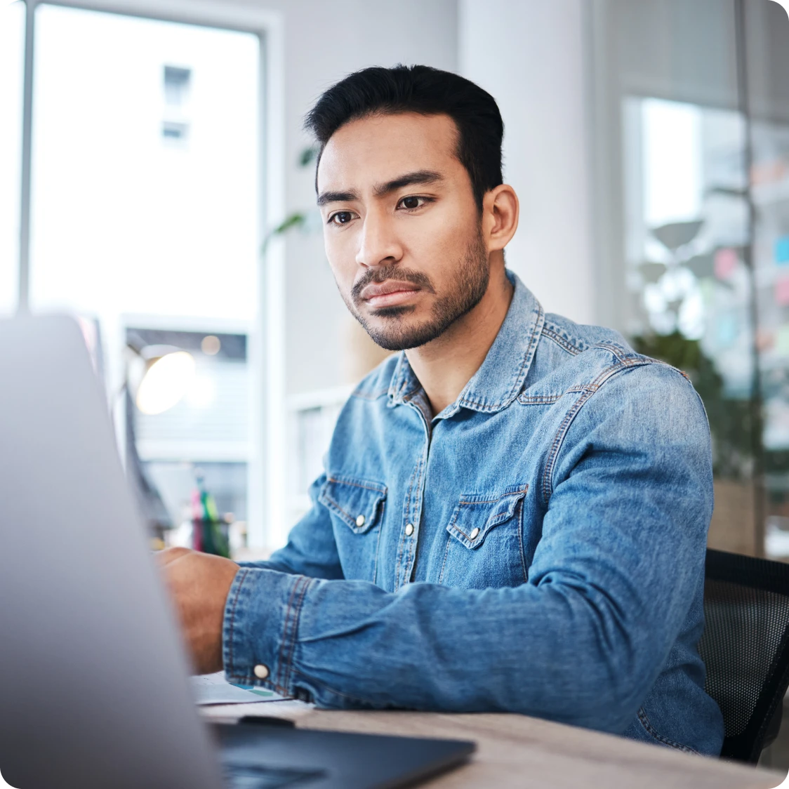 joven trabajando en su computador
