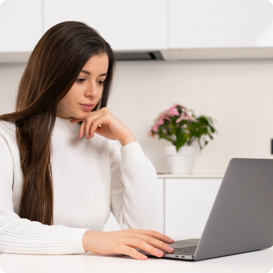 mujer pensativa mirando su computador