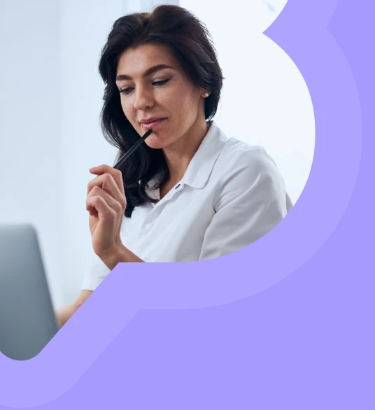 mujer pensativa mirando su computador