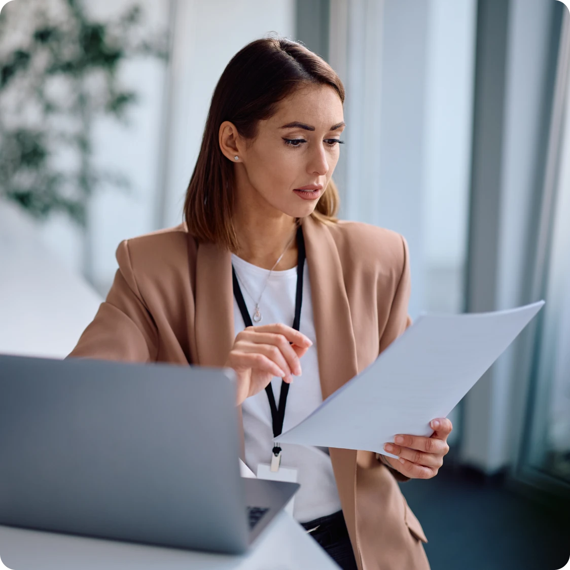 mujer revisando documentos de papel