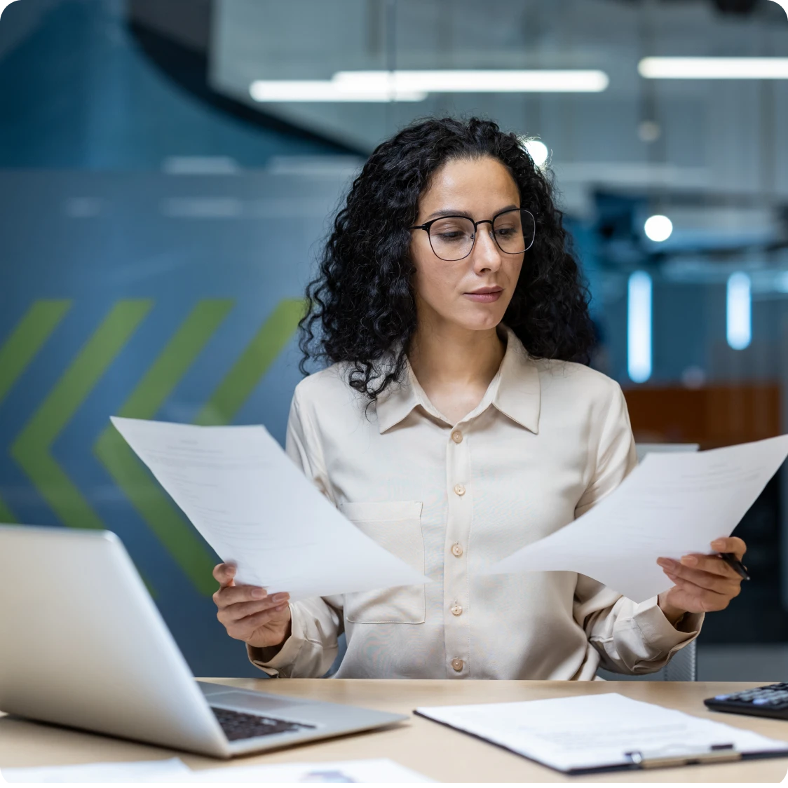 mujer revisando documentos de papel