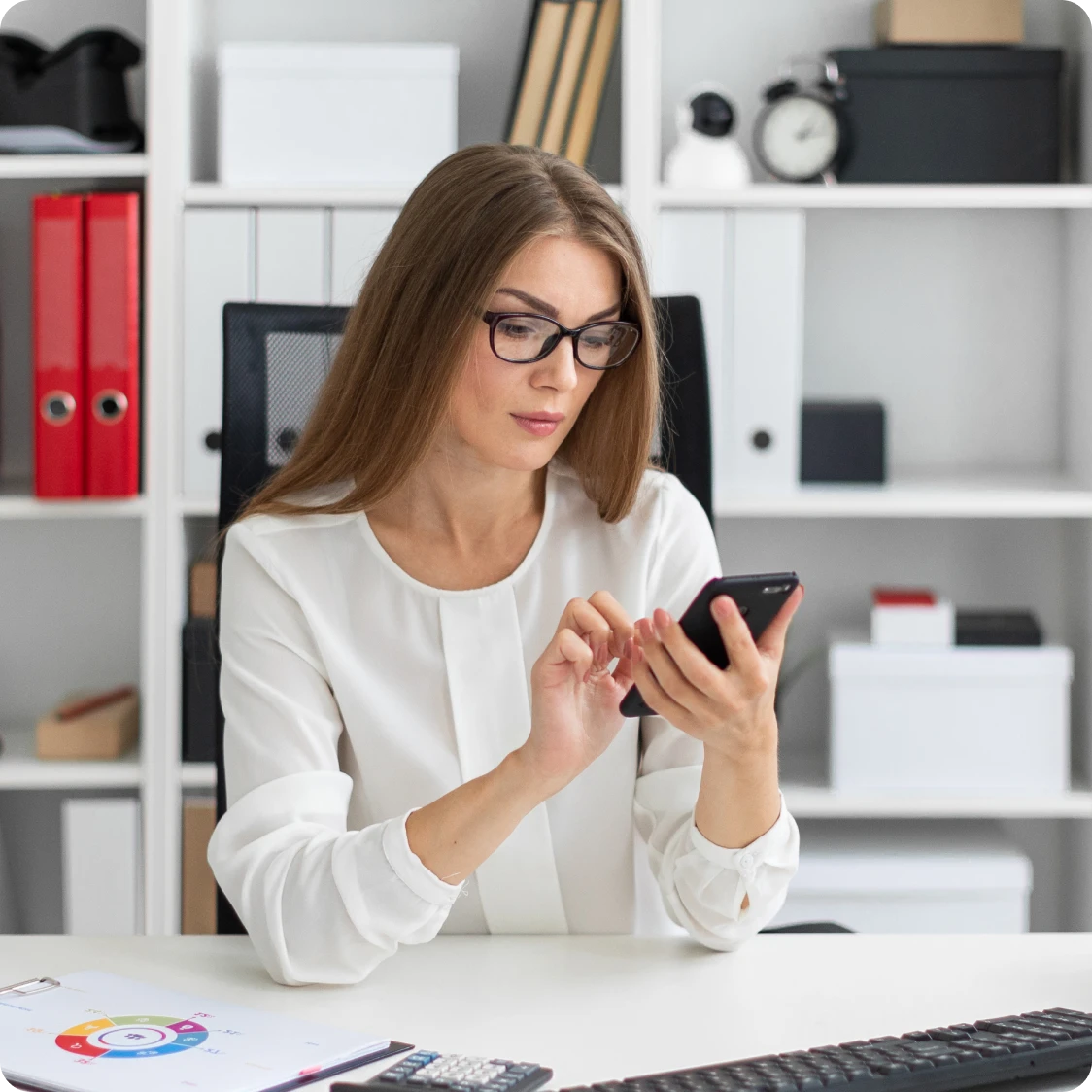 mujer seria mirando su celular