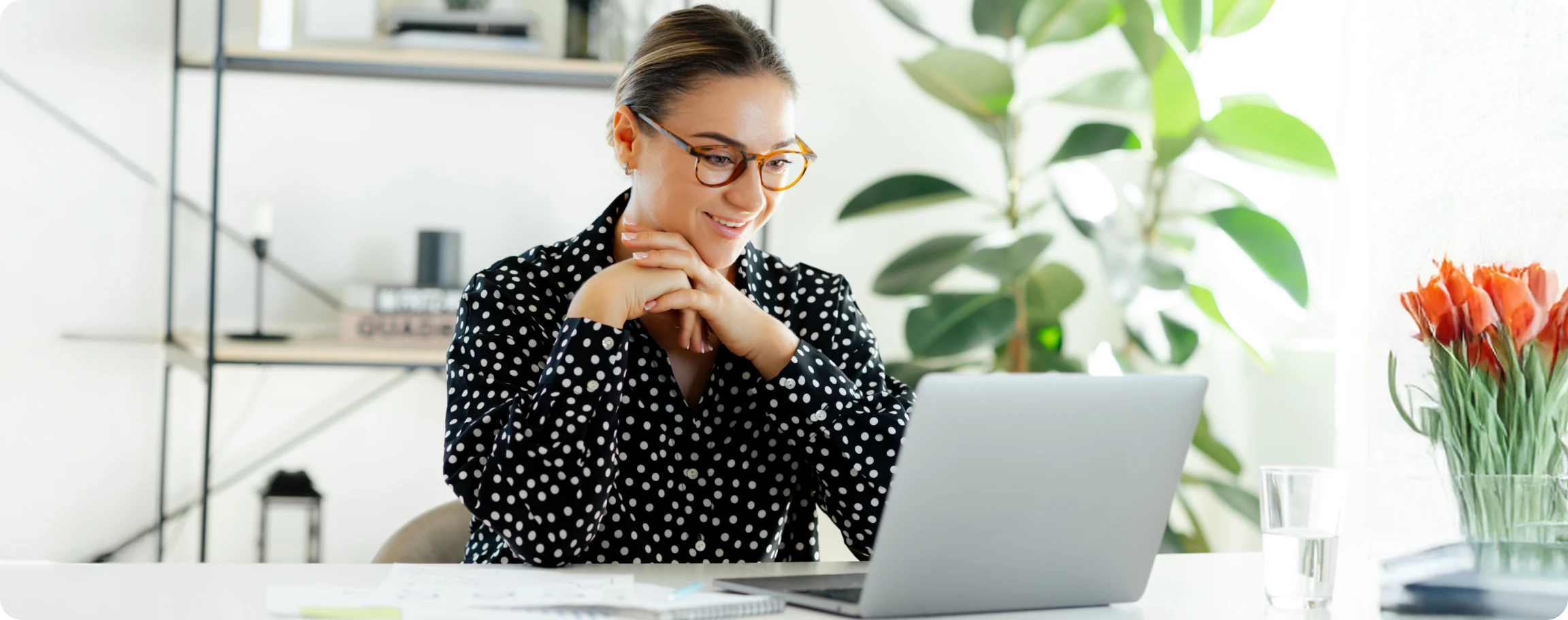 mujer sonriendo mirando su computador