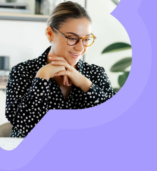 mujer sonriendo mirando su computador