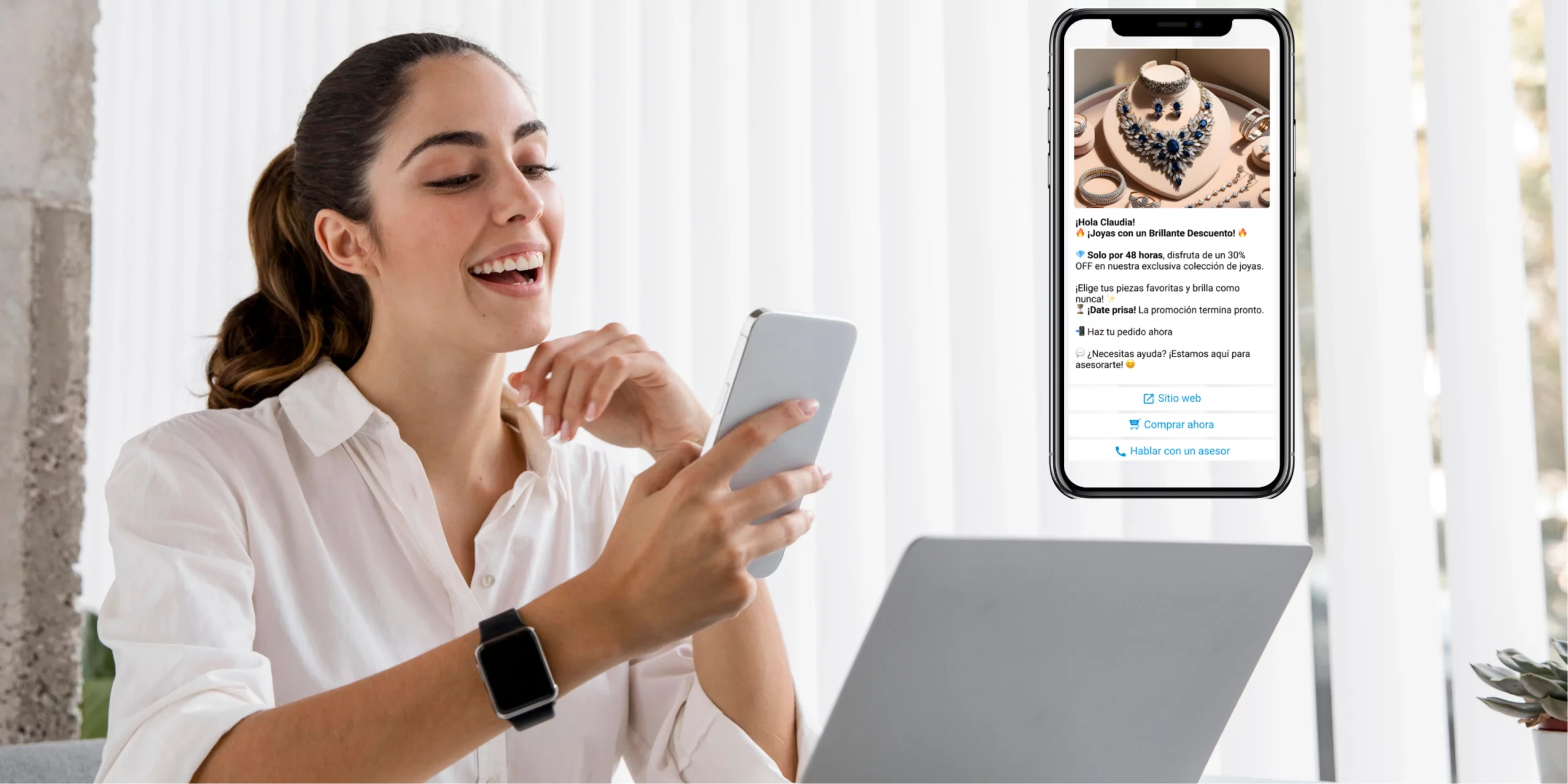 Mujer sonriendo al enviar mensajes masivos personalizados por WhatsApp