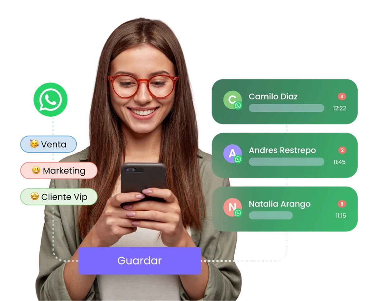 chica revisando mensajes whatsapp en su celular