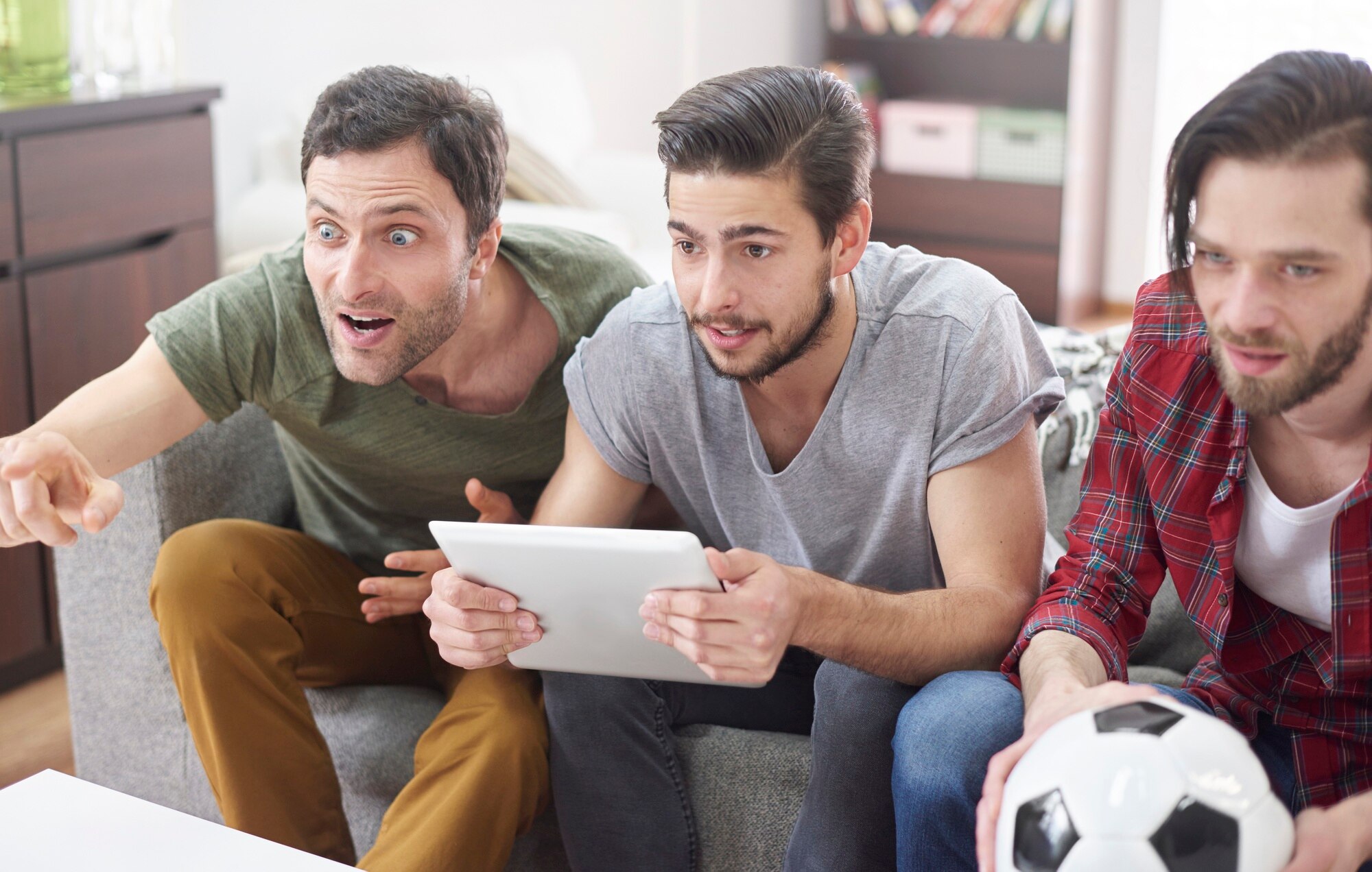 Personas viendo un partido de fútbol con emociones reales, representando la conexión entre eventos deportivos y ventas digitales
