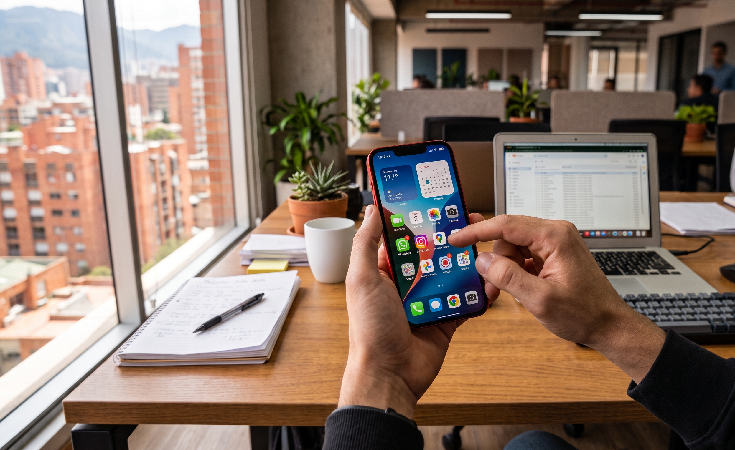 Persona configurando WhatsApp Business en su smartphone desde una oficina con laptop al fondo